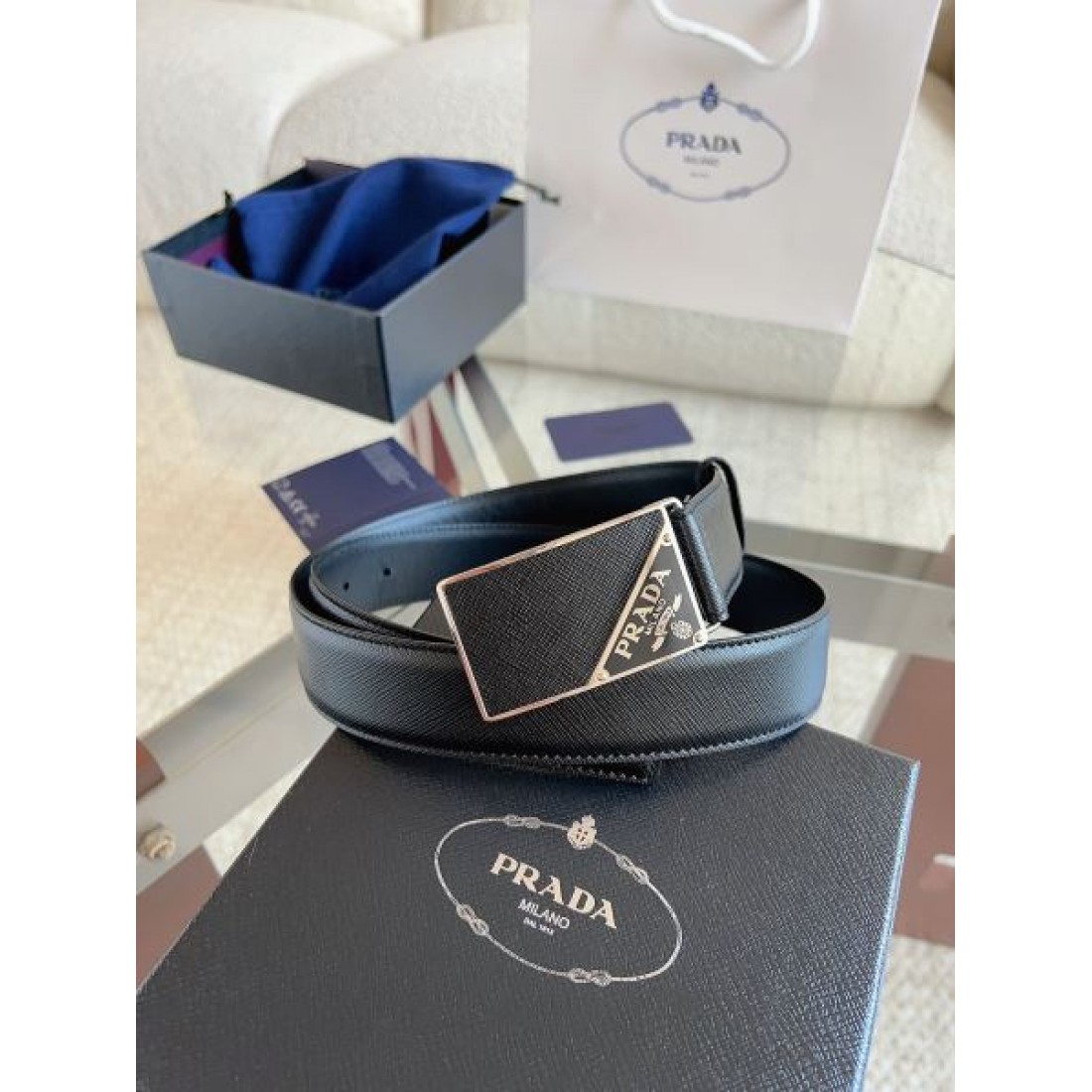 シャープ輪郭 Prada プラダ コピー ベルト ブラックレザー 細かなエンボス加工 サークルメタルバックル ロゴ刻印 都会的スタイル