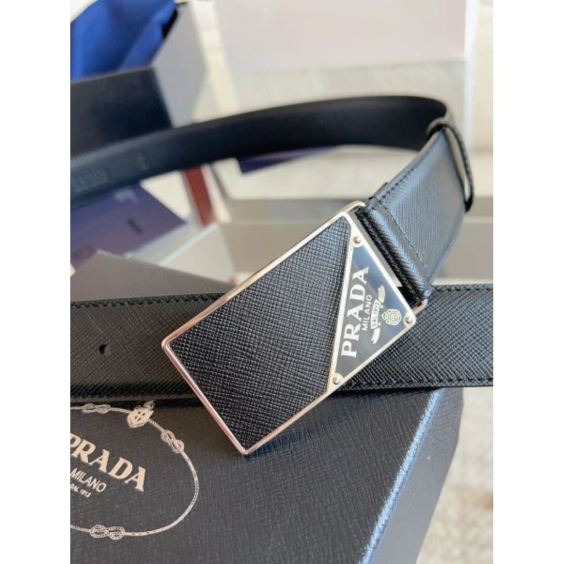 シャープ輪郭 Prada プラダ コピー ベルト ブラックレザー 細かなエンボス加工 サークルメタルバックル ロゴ刻印 都会的スタイル