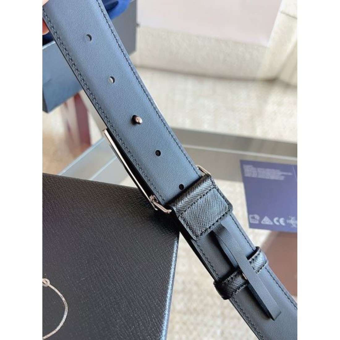 シャープ輪郭 Prada プラダ コピー ベルト ブラックレザー 細かなエンボス加工 サークルメタルバックル ロゴ刻印 都会的スタイル