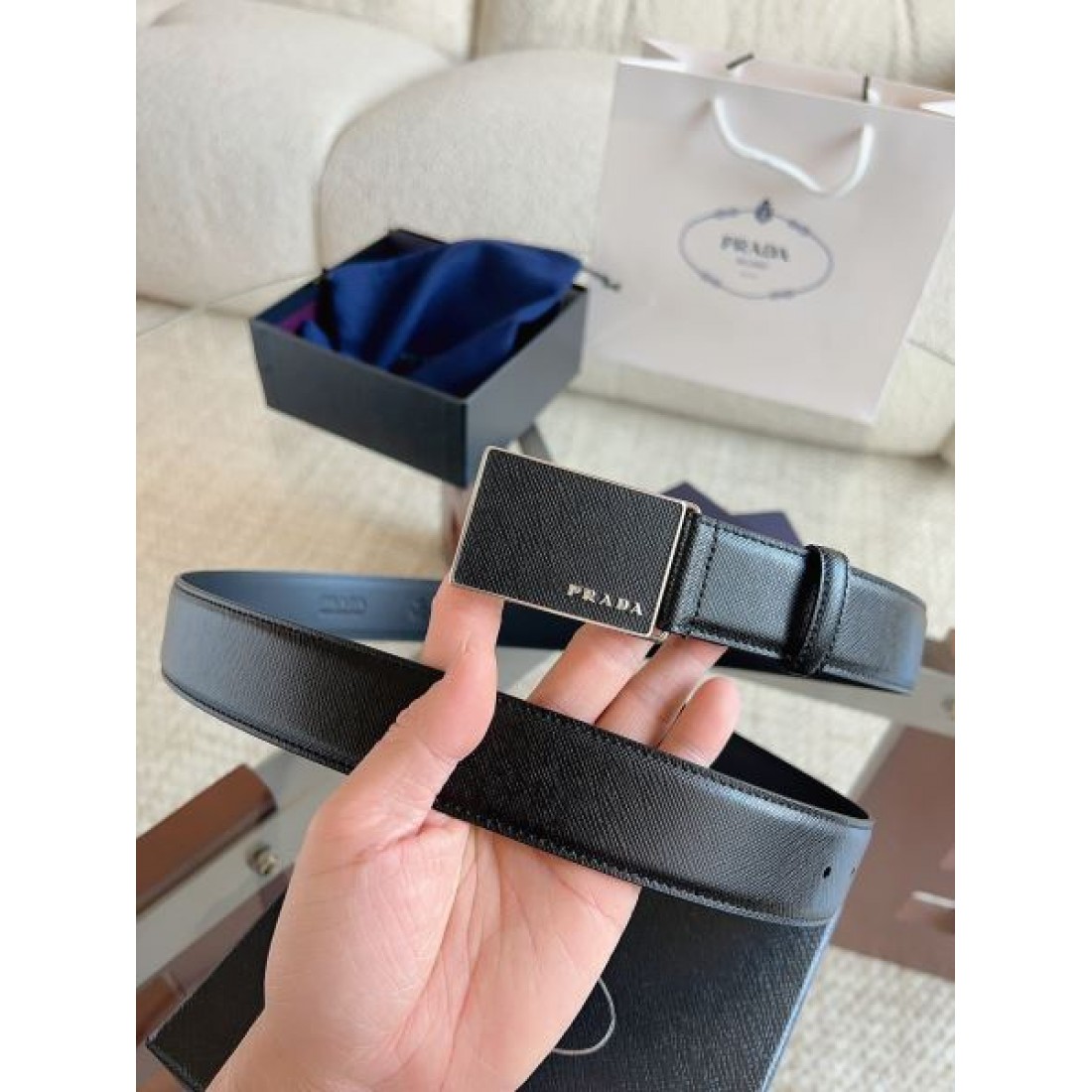 ミニマル構造 Prada プラダ コピー ベルト ブラックサフィアーノレザー 円形ロゴバックル フラット仕上げ 無駄のないデザイン