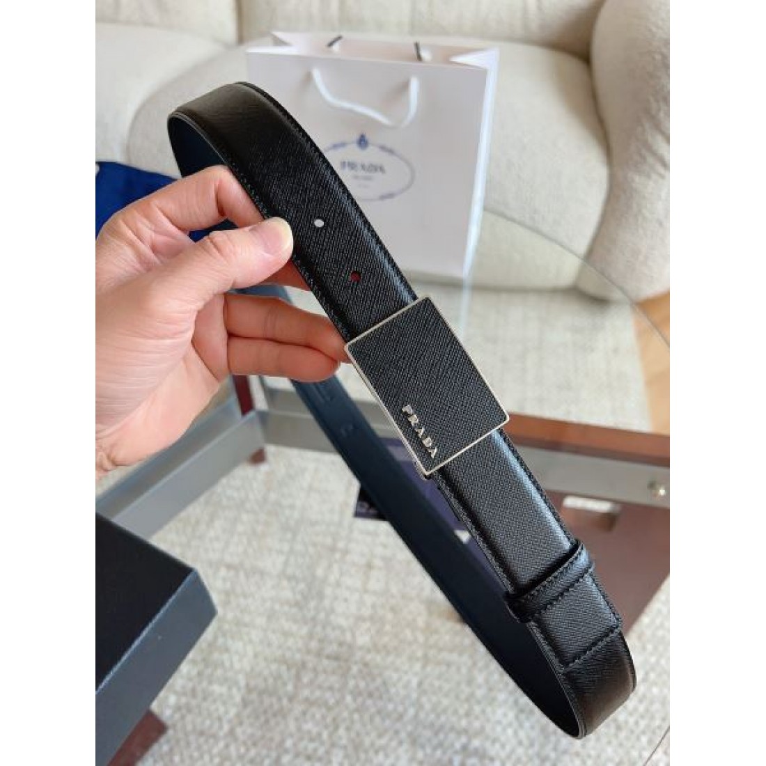ミニマル構造 Prada プラダ コピー ベルト ブラックサフィアーノレザー 円形ロゴバックル フラット仕上げ 無駄のないデザイン