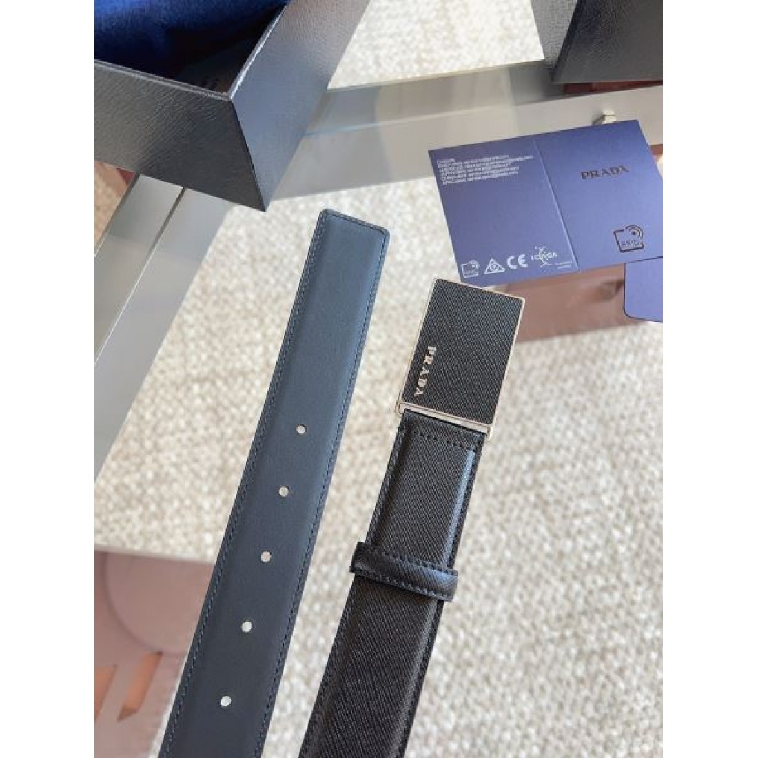 ミニマル構造 Prada プラダ コピー ベルト ブラックサフィアーノレザー 円形ロゴバックル フラット仕上げ 無駄のないデザイン