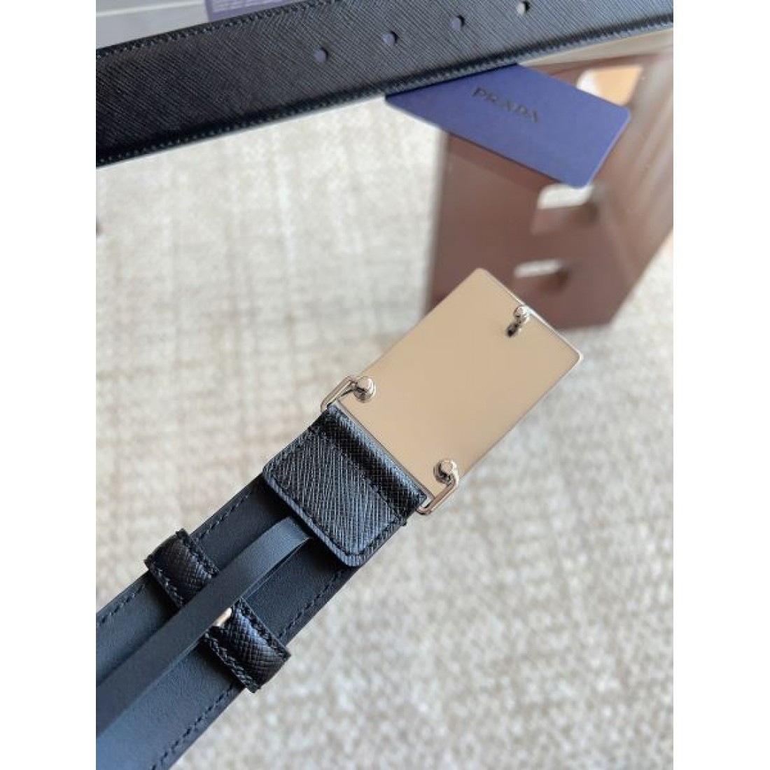 ミニマル構造 Prada プラダ コピー ベルト ブラックサフィアーノレザー 円形ロゴバックル フラット仕上げ 無駄のないデザイン