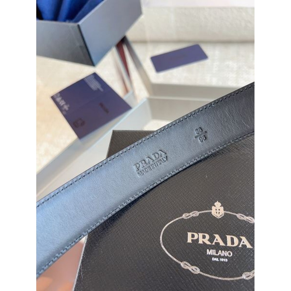 ミニマル構造 Prada プラダ コピー ベルト ブラックサフィアーノレザー 円形ロゴバックル フラット仕上げ 無駄のないデザイン