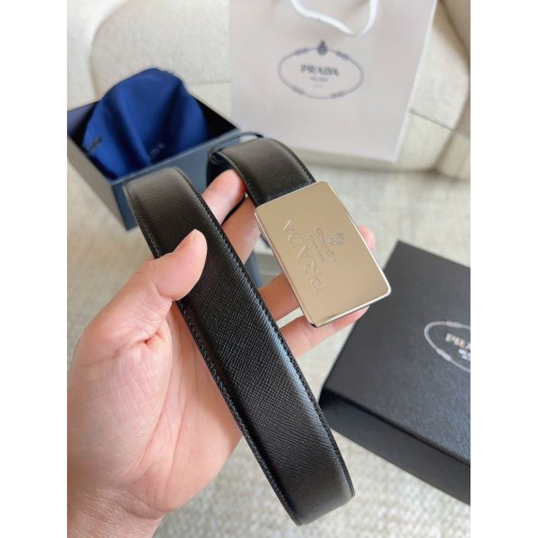 立体エンボス Prada プラダ コピー ベルト ブラック型押しカーフレザー メタルラウンドバックル ロゴディテール 高密度仕上げ