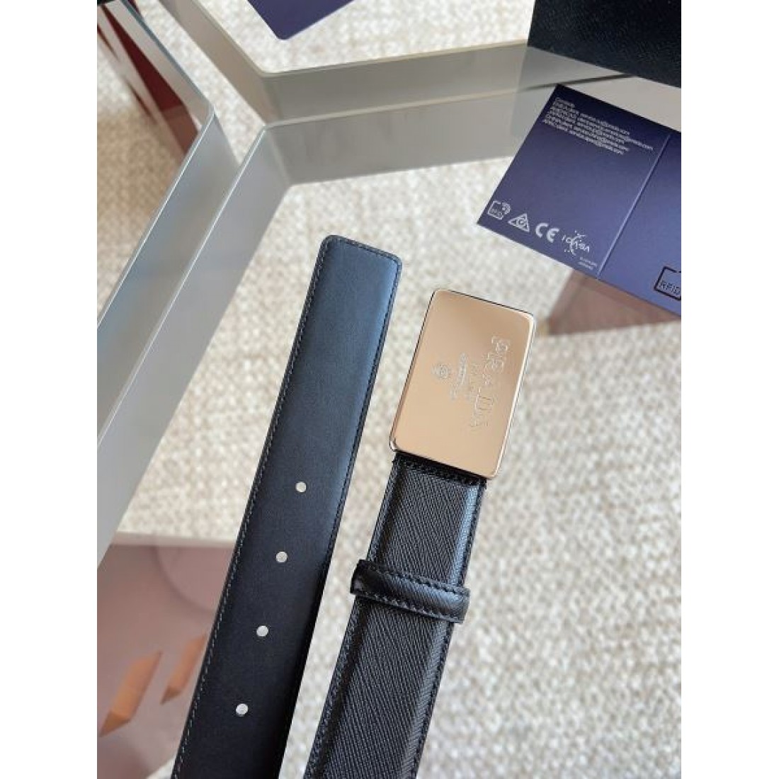 立体エンボス Prada プラダ コピー ベルト ブラック型押しカーフレザー メタルラウンドバックル ロゴディテール 高密度仕上げ