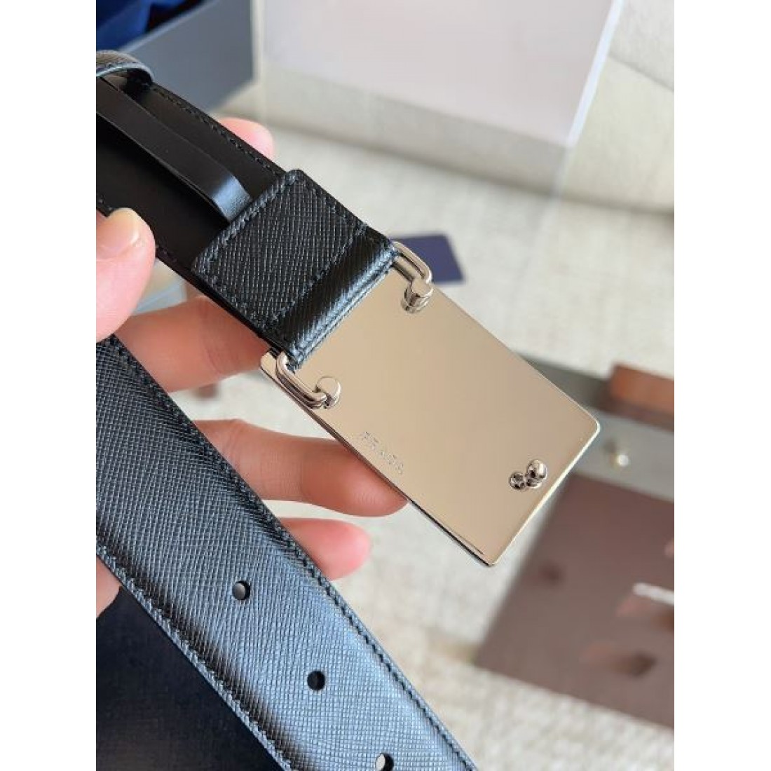 立体エンボス Prada プラダ コピー ベルト ブラック型押しカーフレザー メタルラウンドバックル ロゴディテール 高密度仕上げ