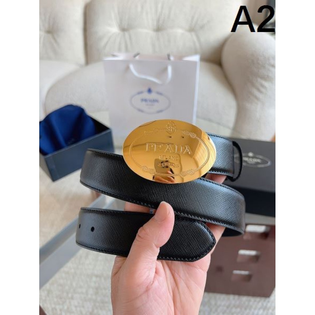 クリーンライン Prada プラダ コピー ベルト ブラックレザー サフィアーノパターン 円形バックル シルバートーン金具 バランス重視設計