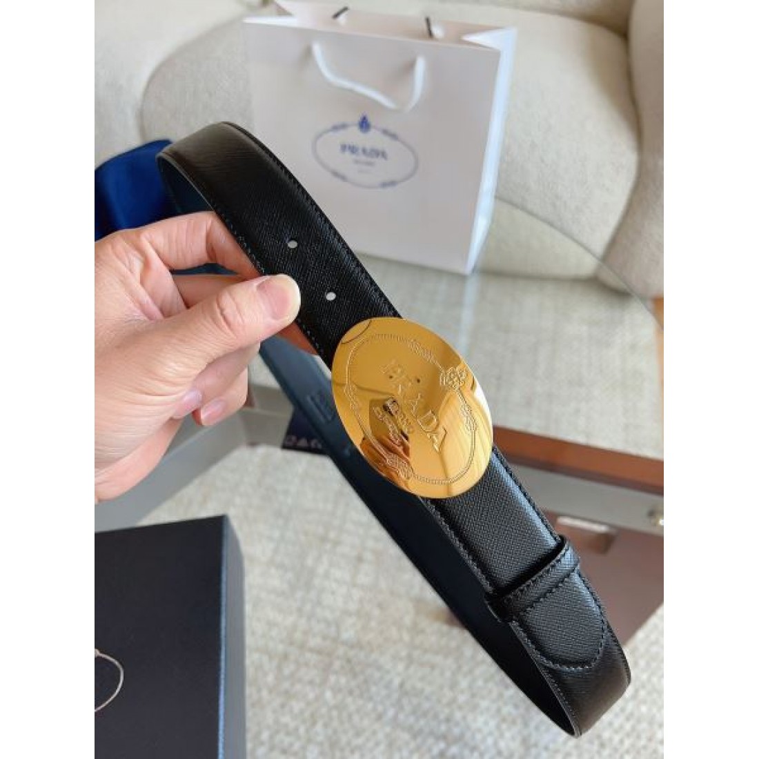 クリーンライン Prada プラダ コピー ベルト ブラックレザー サフィアーノパターン 円形バックル シルバートーン金具 バランス重視設計