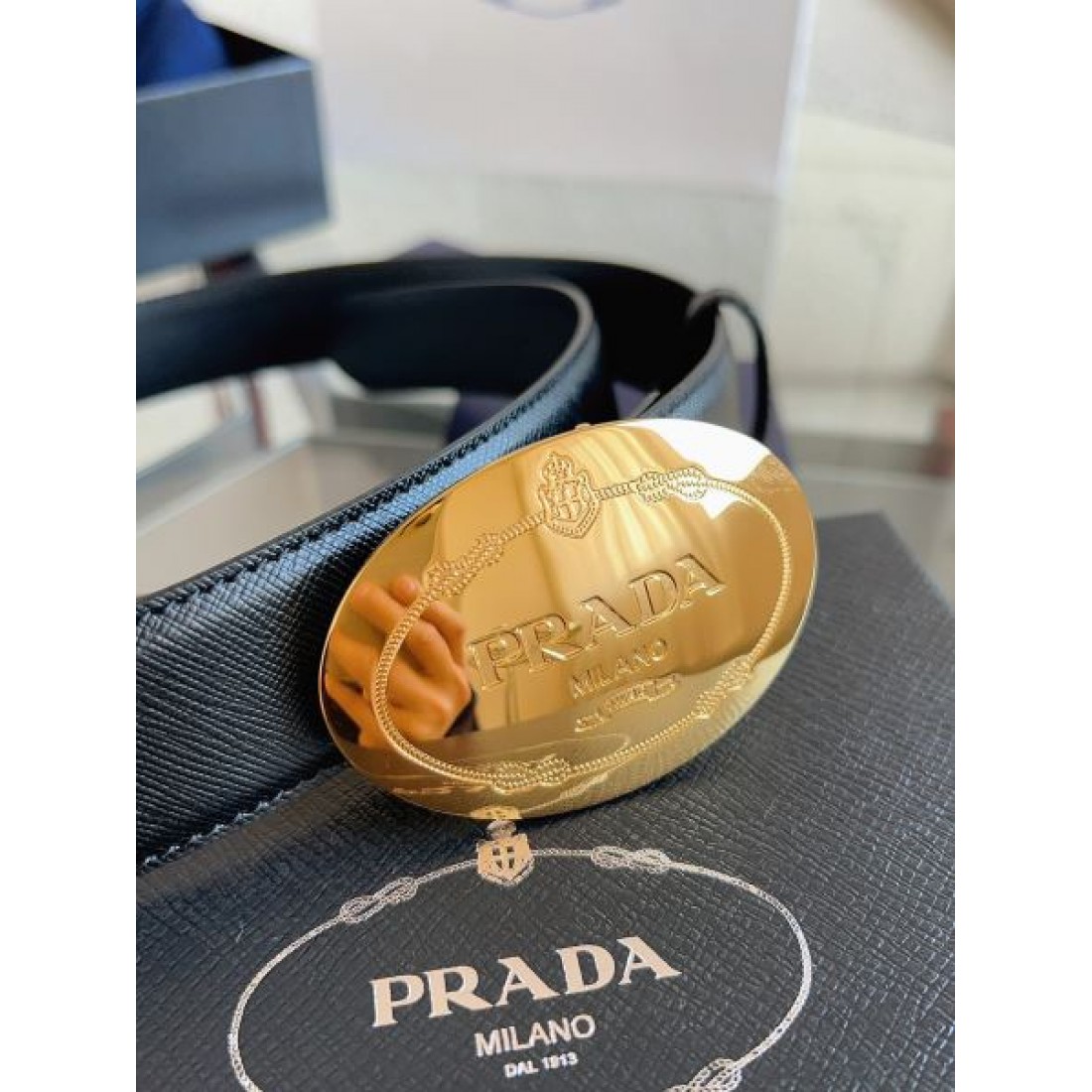 クリーンライン Prada プラダ コピー ベルト ブラックレザー サフィアーノパターン 円形バックル シルバートーン金具 バランス重視設計