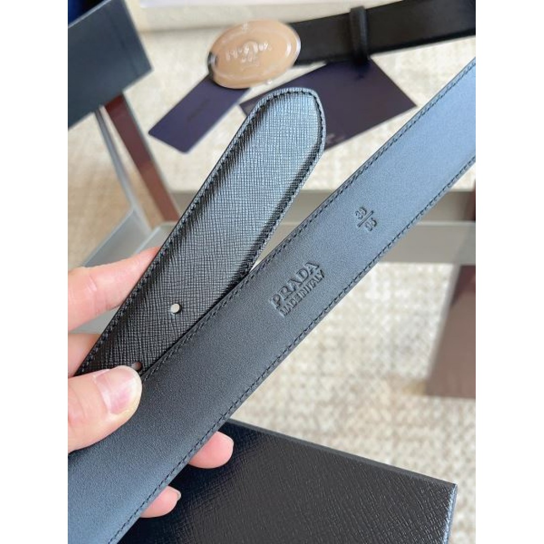 クリーンライン Prada プラダ コピー ベルト ブラックレザー サフィアーノパターン 円形バックル シルバートーン金具 バランス重視設計