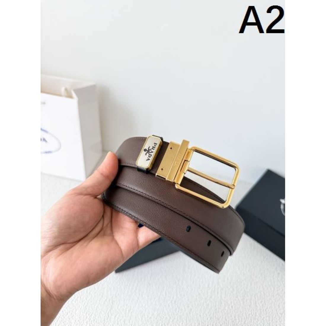 両面デザイン Prada プラダ コピー ベルト ブラックレザー×ブラウンレザー 回転式バックル仕様 メタルゴールド仕上げ 実用性重視