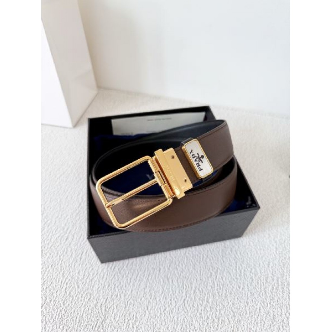 両面デザイン Prada プラダ コピー ベルト ブラックレザー×ブラウンレザー 回転式バックル仕様 メタルゴールド仕上げ 実用性重視