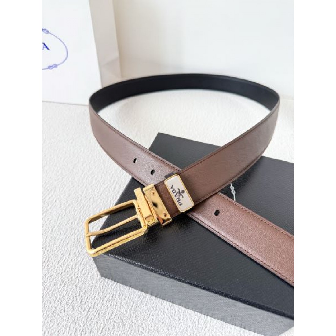 両面デザイン Prada プラダ コピー ベルト ブラックレザー×ブラウンレザー 回転式バックル仕様 メタルゴールド仕上げ 実用性重視