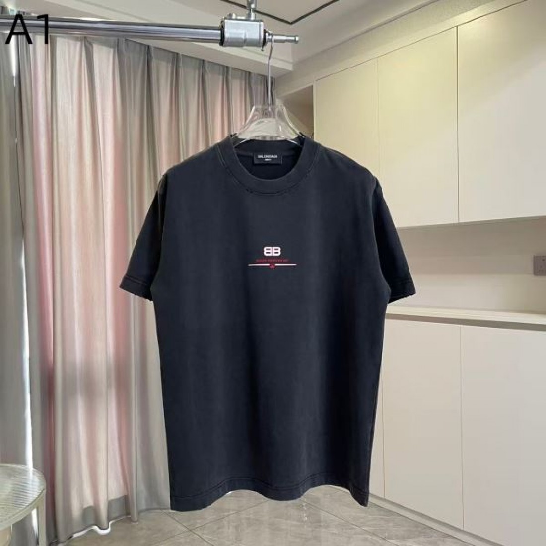 ミニロゴ BALENCIAGA バレンシアガ コピー Tシャツ ブラックカラー フロント刺繍 半袖デザイン バックプリント仕様