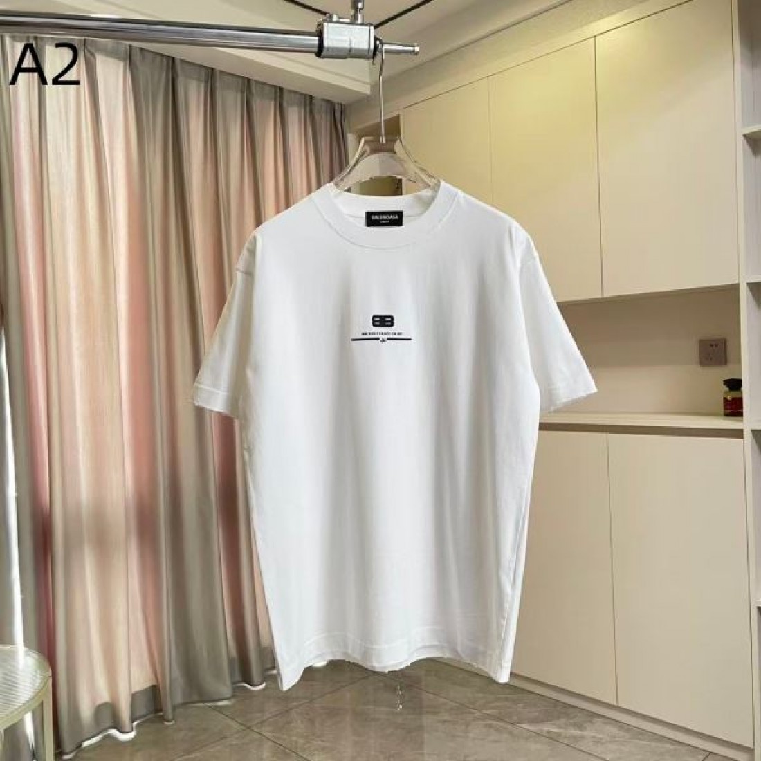 ミニロゴ BALENCIAGA バレンシアガ コピー Tシャツ ブラックカラー フロント刺繍 半袖デザイン バックプリント仕様