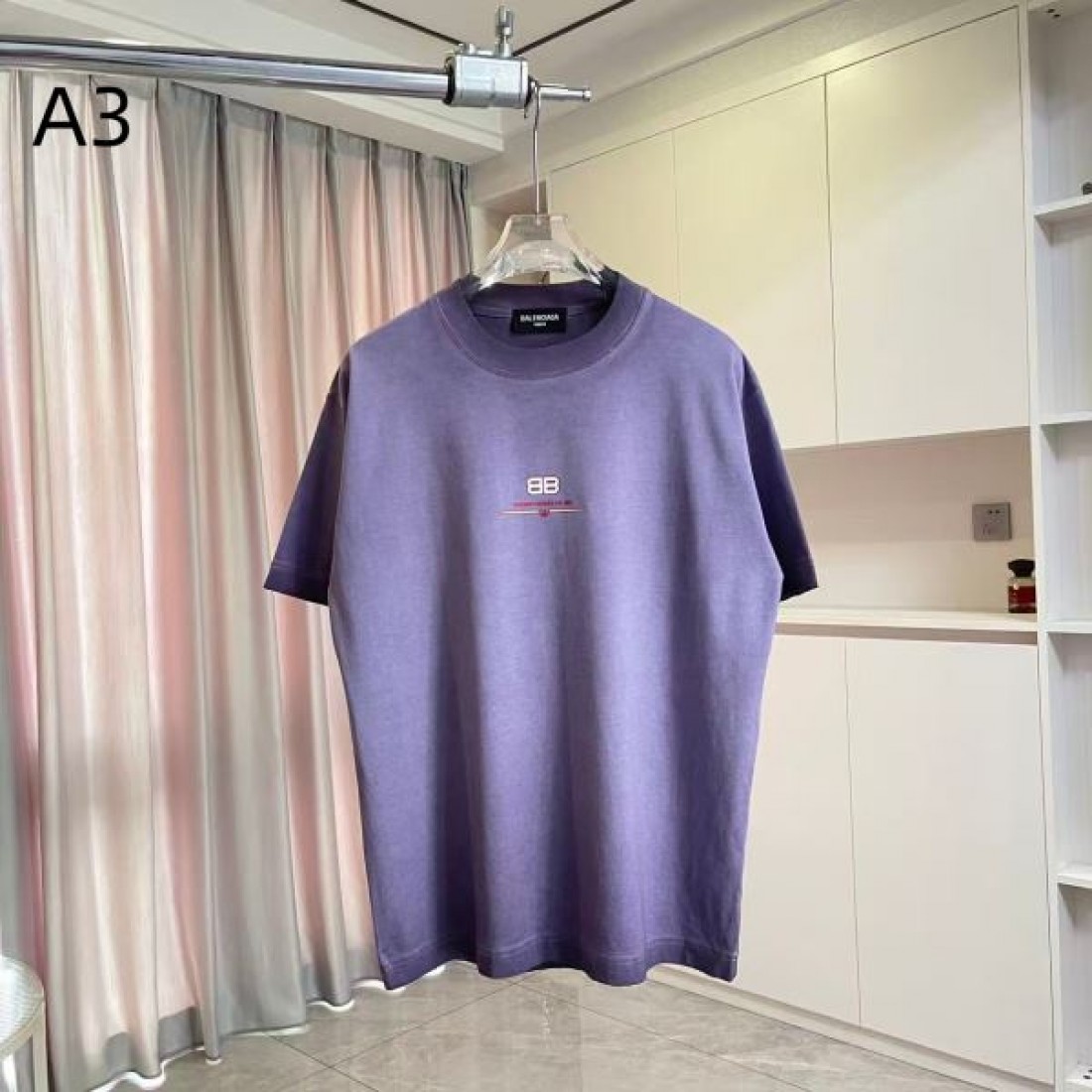 ミニロゴ BALENCIAGA バレンシアガ コピー Tシャツ ブラックカラー フロント刺繍 半袖デザイン バックプリント仕様