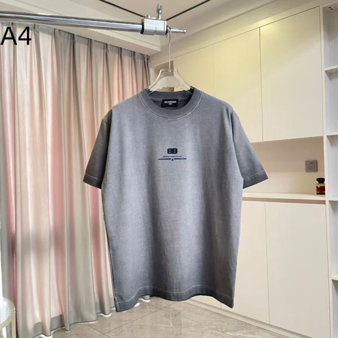 ミニロゴ BALENCIAGA バレンシアガ コピー Tシャツ ブラックカラー フロント刺繍 半袖デザイン バックプリント仕様