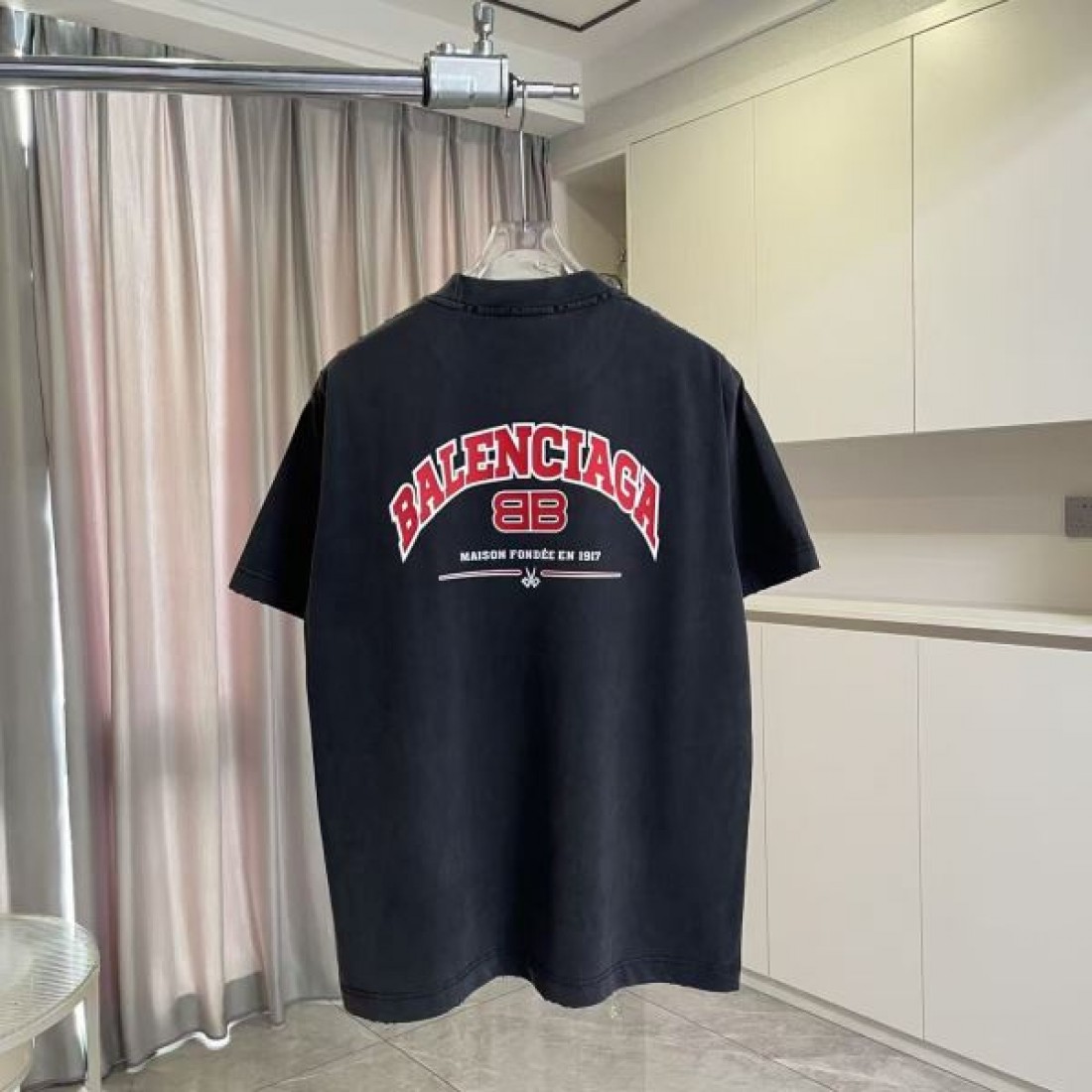 ミニロゴ BALENCIAGA バレンシアガ コピー Tシャツ ブラックカラー フロント刺繍 半袖デザイン バックプリント仕様