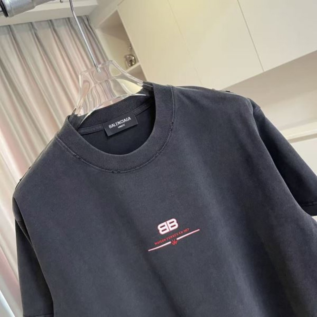 ミニロゴ BALENCIAGA バレンシアガ コピー Tシャツ ブラックカラー フロント刺繍 半袖デザイン バックプリント仕様