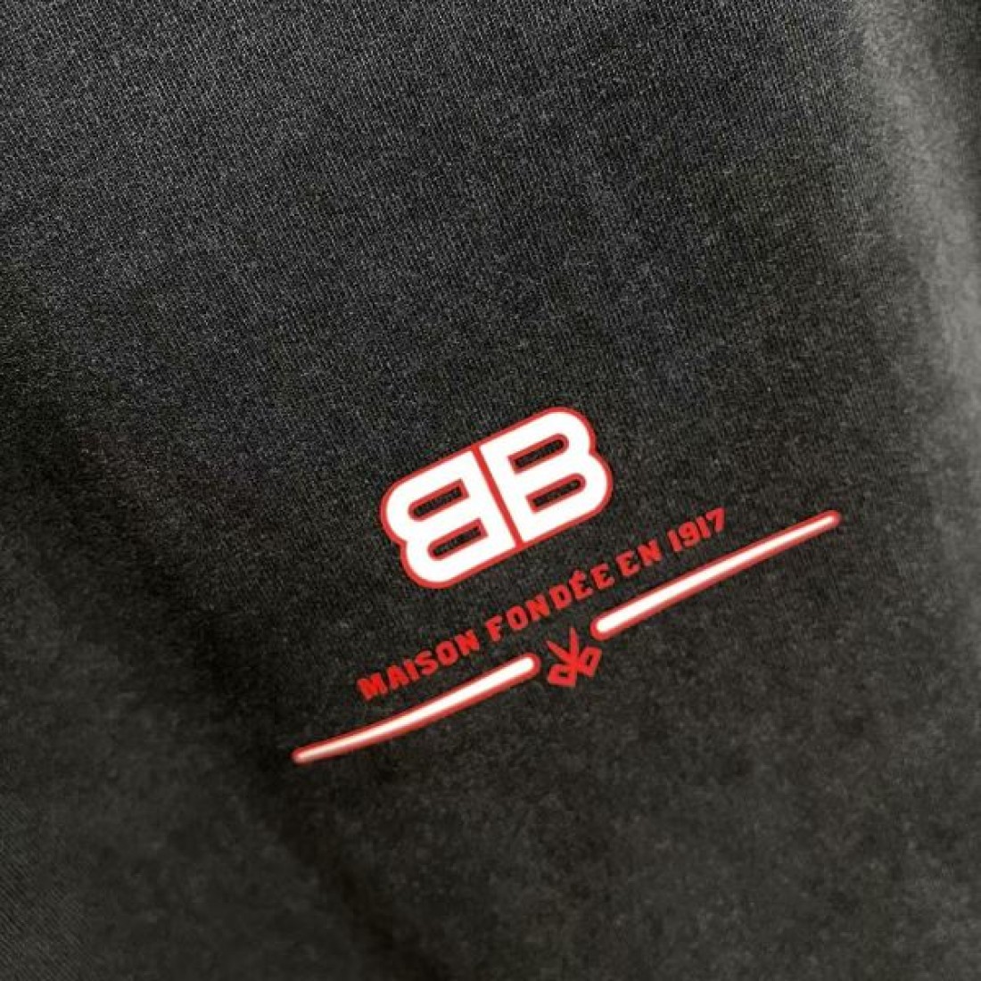 ミニロゴ BALENCIAGA バレンシアガ コピー Tシャツ ブラックカラー フロント刺繍 半袖デザイン バックプリント仕様