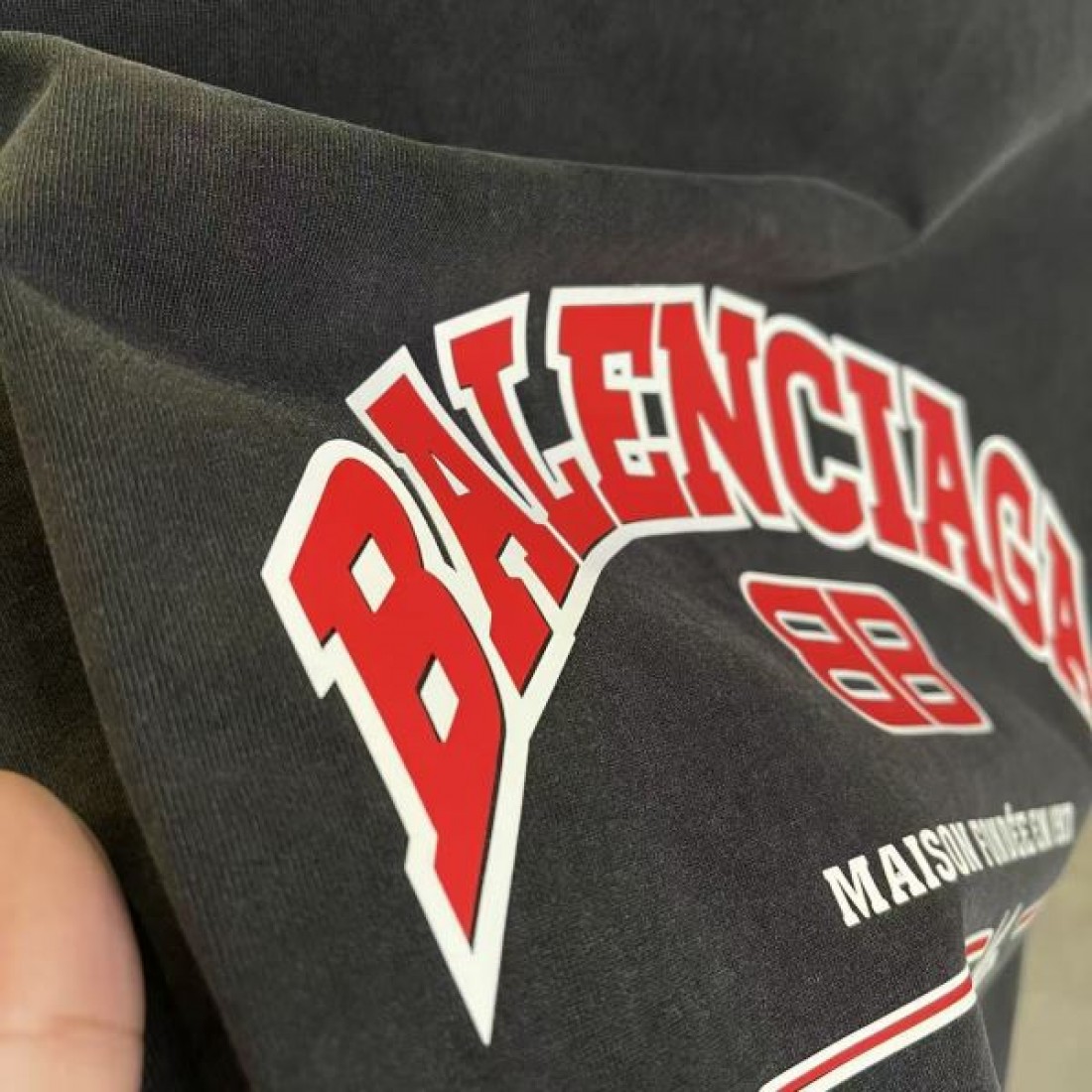 ミニロゴ BALENCIAGA バレンシアガ コピー Tシャツ ブラックカラー フロント刺繍 半袖デザイン バックプリント仕様