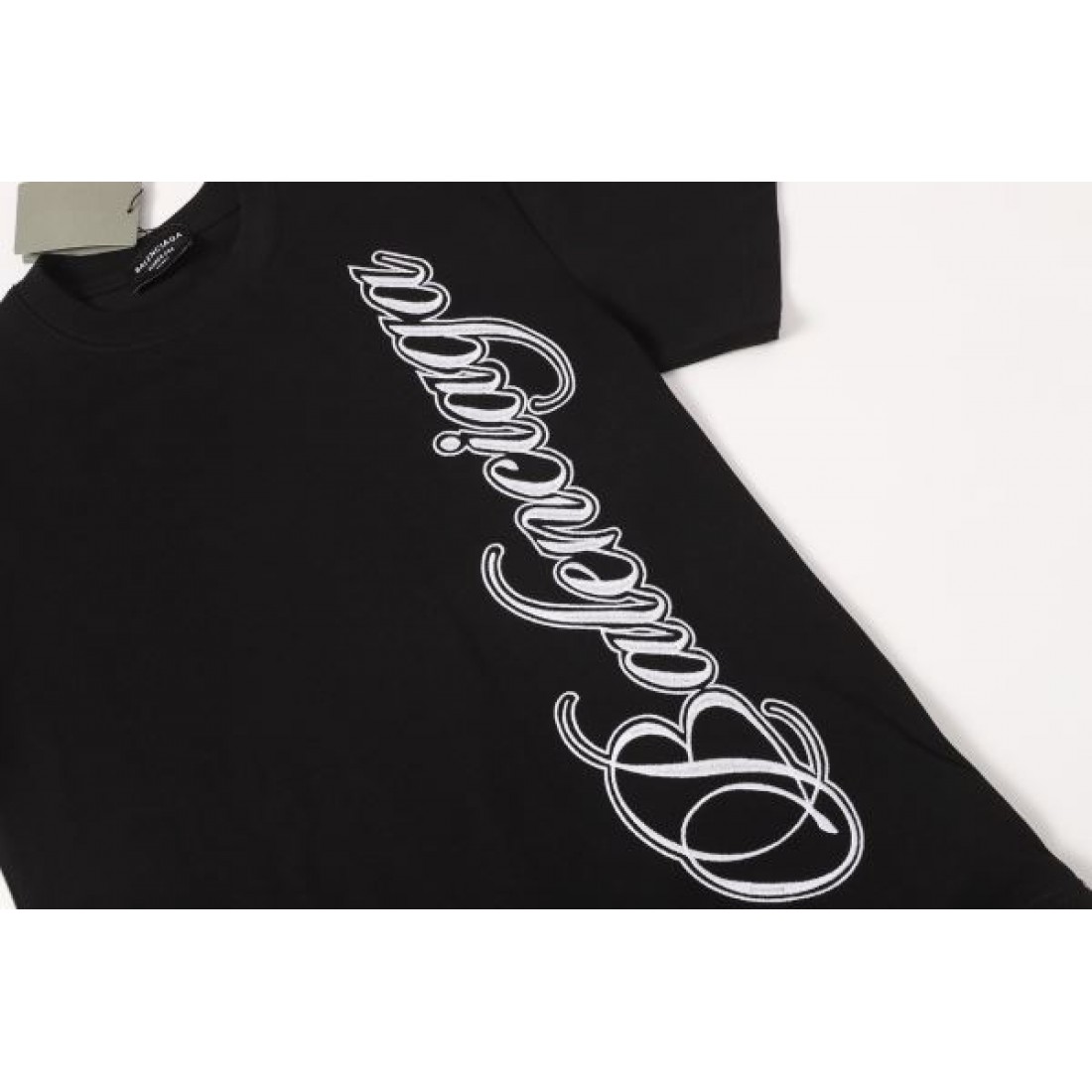 サイドロゴ BALENCIAGA バレンシアガ コピー Tシャツ ブラックカラー 筆記体デザイン 半袖仕様 ストリートスタイル向け