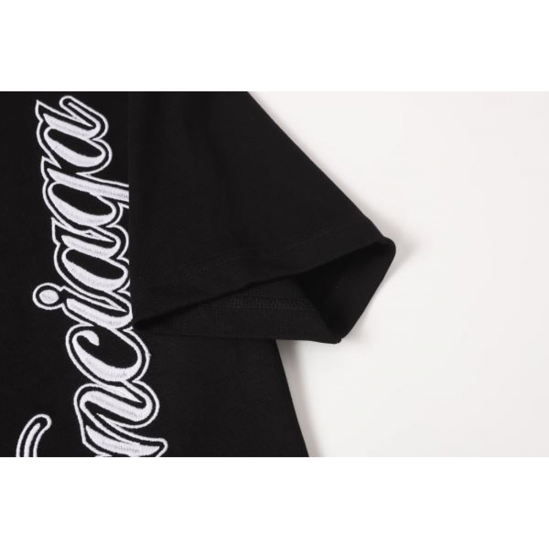 サイドロゴ BALENCIAGA バレンシアガ コピー Tシャツ ブラックカラー 筆記体デザイン 半袖仕様 ストリートスタイル向け