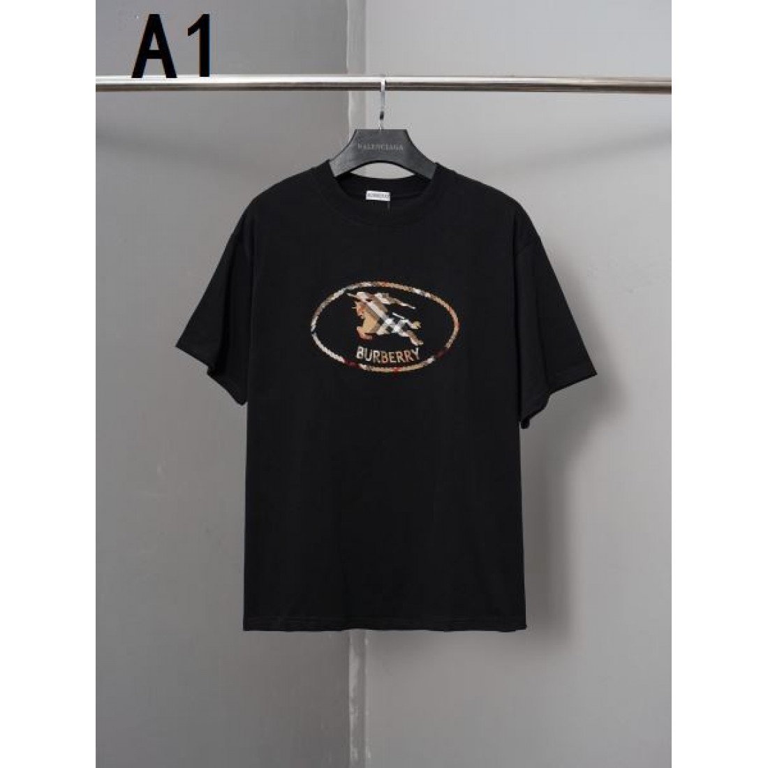 ヴィンテージ風 BALENCIAGA バレンシアガ コピー Tシャツ グレーカラー ダメージ調ロゴ スタッズアクセント カジュアルスタイル向け