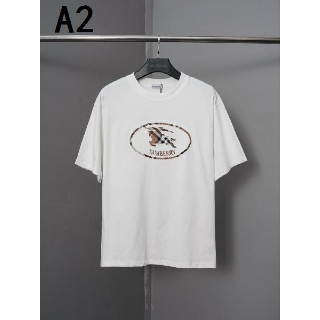 ヴィンテージ風 BALENCIAGA バレンシアガ コピー Tシャツ グレーカラー ダメージ調ロゴ スタッズアクセント カジュアルスタイル向け