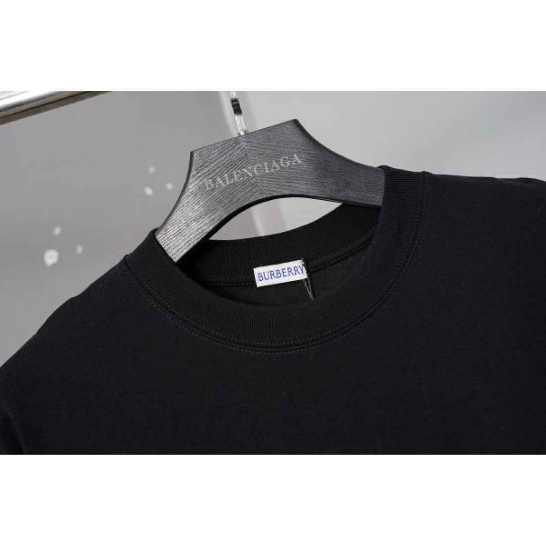 ヴィンテージ風 BALENCIAGA バレンシアガ コピー Tシャツ グレーカラー ダメージ調ロゴ スタッズアクセント カジュアルスタイル向け