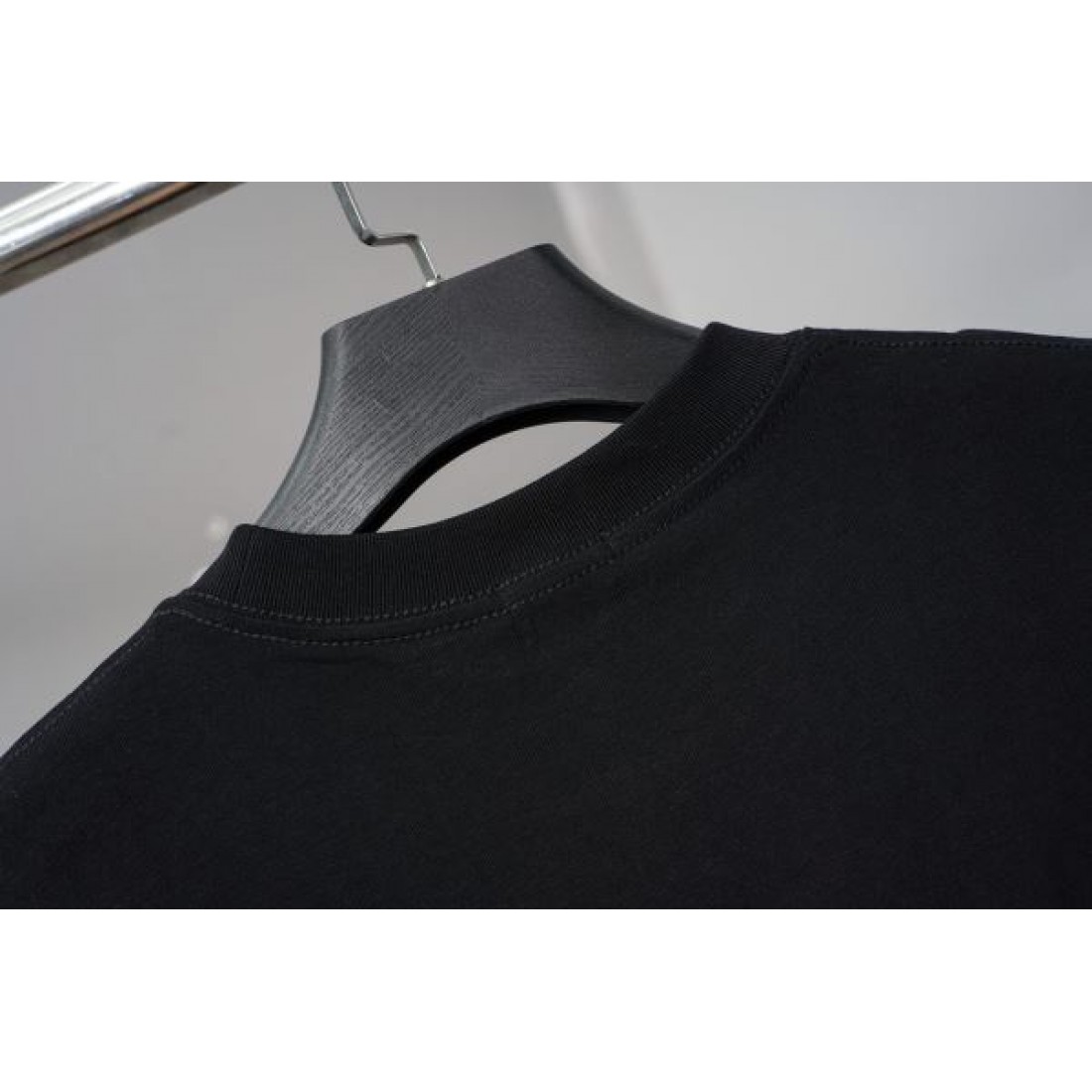 ヴィンテージ風 BALENCIAGA バレンシアガ コピー Tシャツ グレーカラー ダメージ調ロゴ スタッズアクセント カジュアルスタイル向け