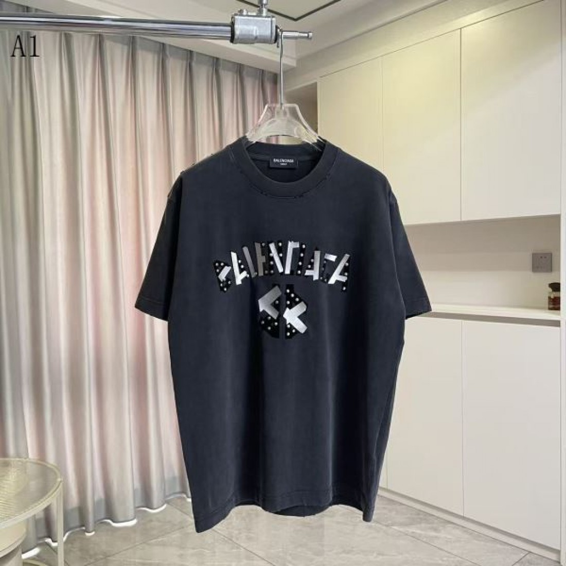 スタッズロゴ BALENCIAGA バレンシアガ コピー Tシャツ ブラックカラー フロントプリント 半袖デザイン ストリート感ある仕上がり