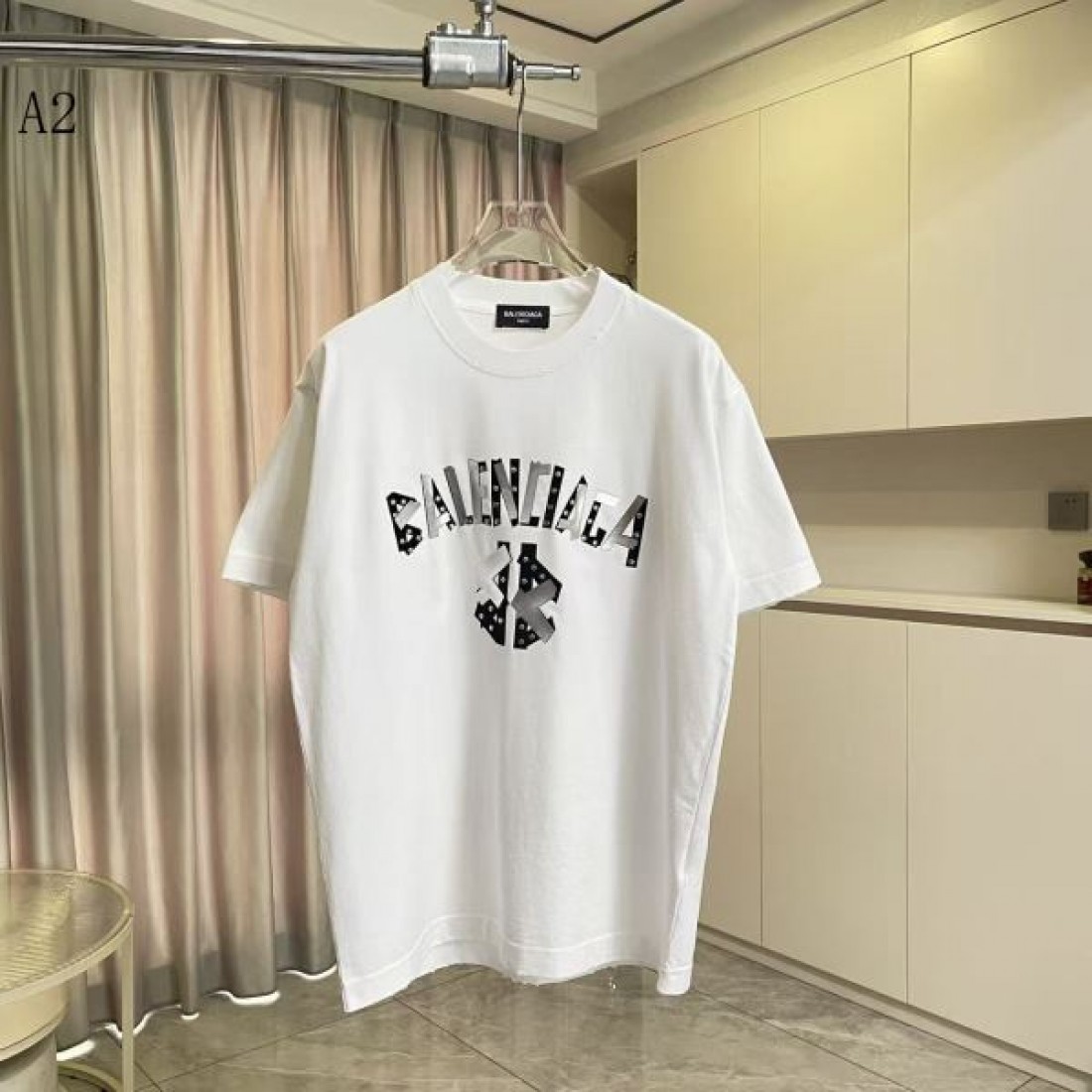 スタッズロゴ BALENCIAGA バレンシアガ コピー Tシャツ ブラックカラー フロントプリント 半袖デザイン ストリート感ある仕上がり
