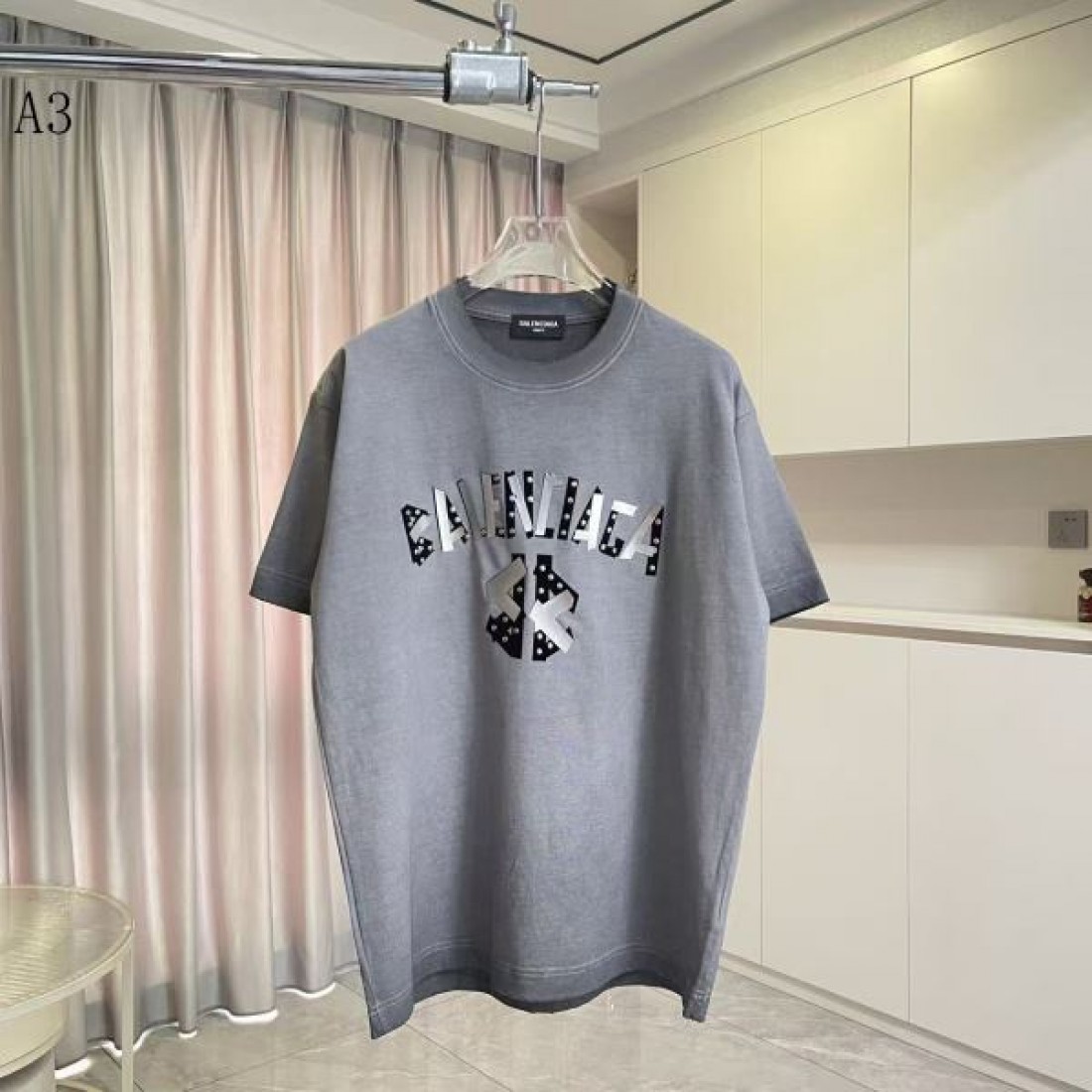 スタッズロゴ BALENCIAGA バレンシアガ コピー Tシャツ ブラックカラー フロントプリント 半袖デザイン ストリート感ある仕上がり