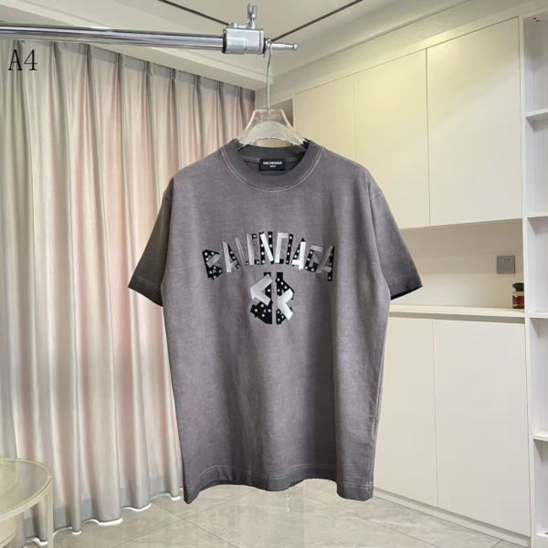 スタッズロゴ BALENCIAGA バレンシアガ コピー Tシャツ ブラックカラー フロントプリント 半袖デザイン ストリート感ある仕上がり