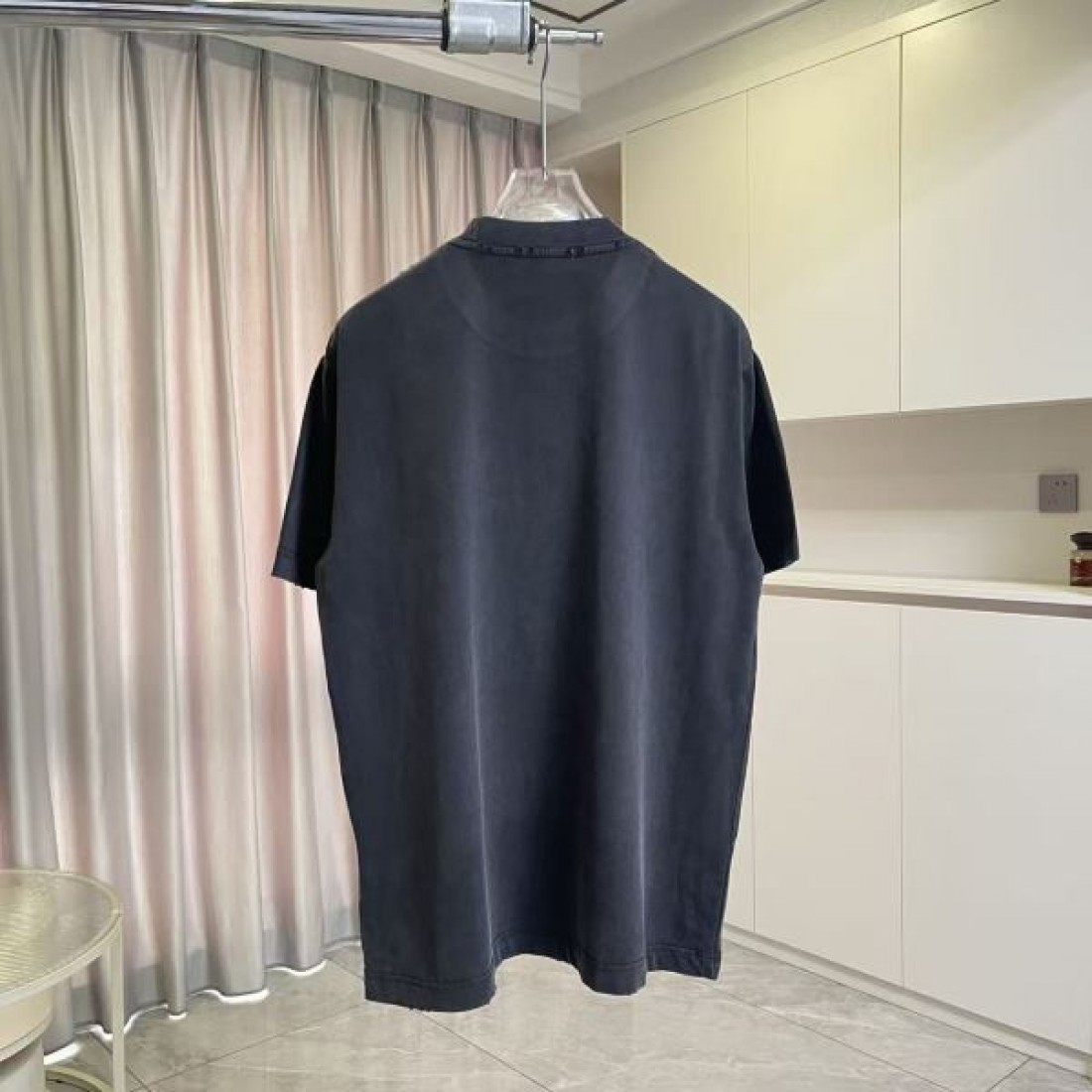 スタッズロゴ BALENCIAGA バレンシアガ コピー Tシャツ ブラックカラー フロントプリント 半袖デザイン ストリート感ある仕上がり