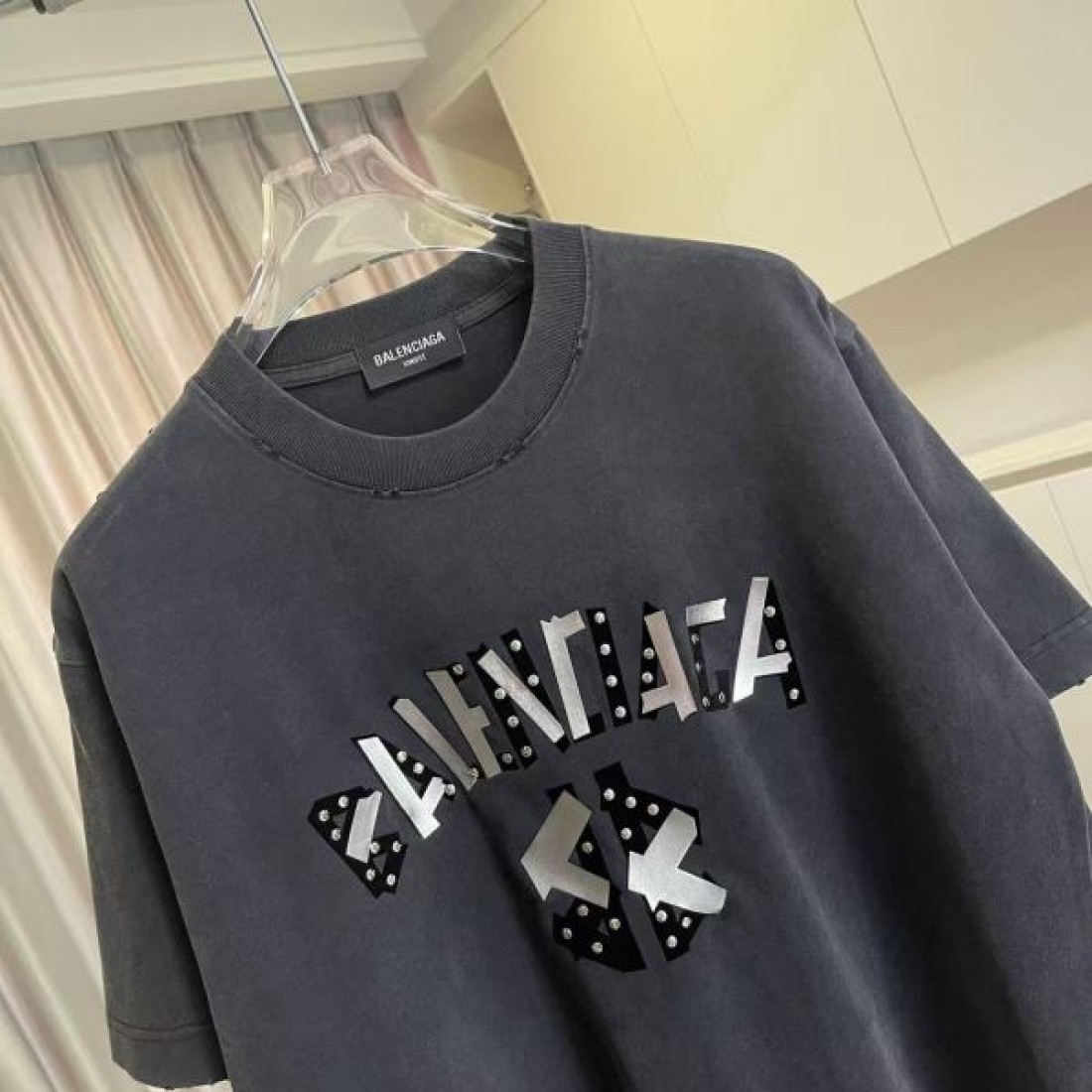 スタッズロゴ BALENCIAGA バレンシアガ コピー Tシャツ ブラックカラー フロントプリント 半袖デザイン ストリート感ある仕上がり