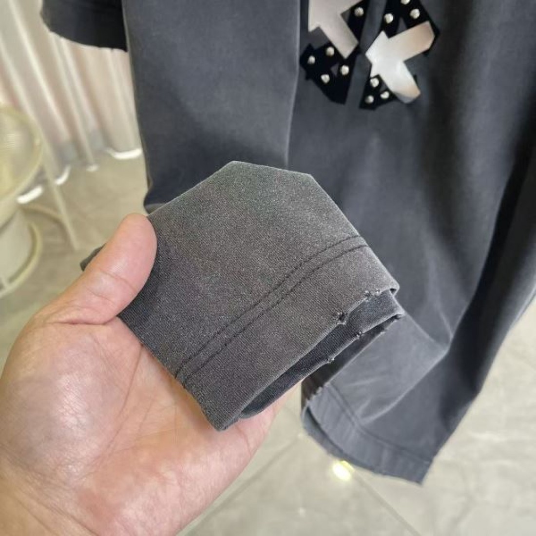 スタッズロゴ BALENCIAGA バレンシアガ コピー Tシャツ ブラックカラー フロントプリント 半袖デザイン ストリート感ある仕上がり