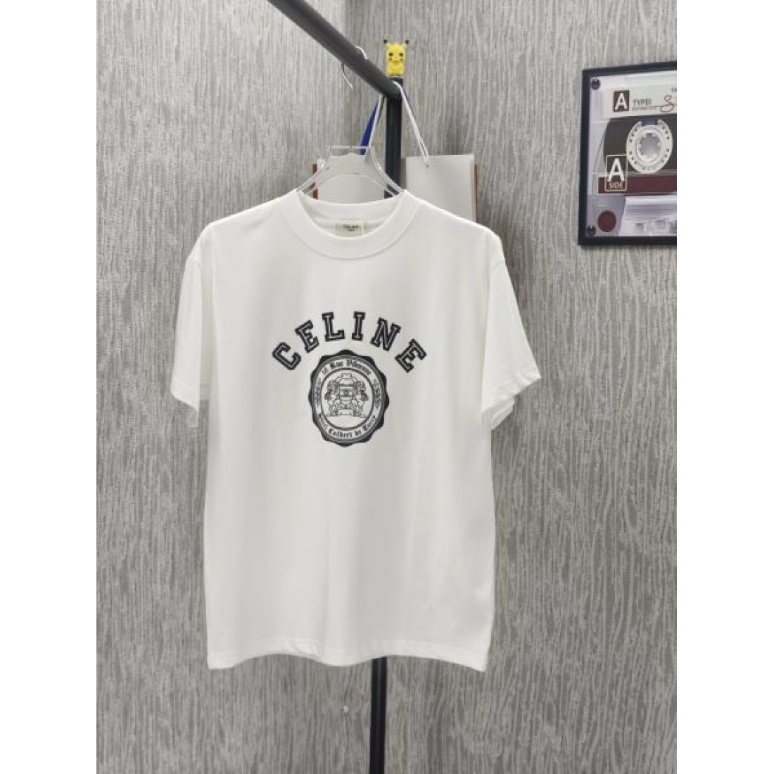 カレッジロゴ CELINE セリーヌ コピー Tシャツ ホワイトカラー エンブレムプリント 半袖デザイン ヴィンテージ感ある仕上がり