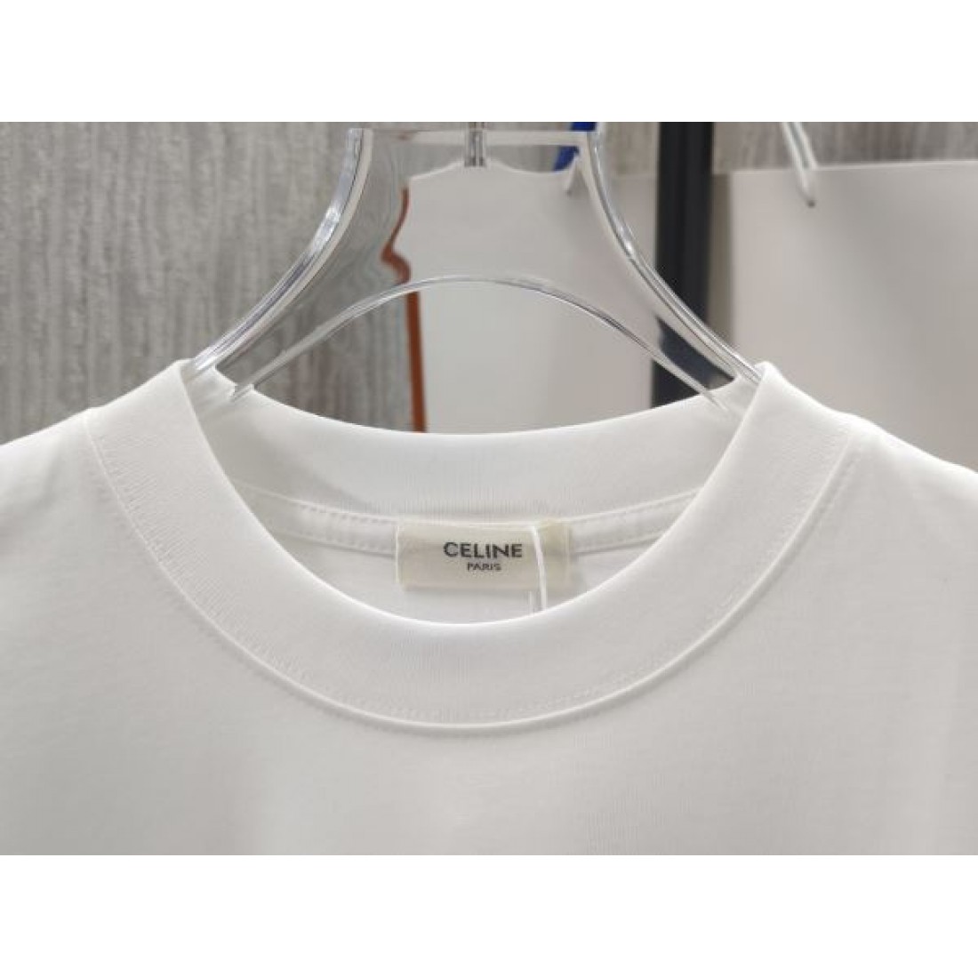 カレッジロゴ CELINE セリーヌ コピー Tシャツ ホワイトカラー エンブレムプリント 半袖デザイン ヴィンテージ感ある仕上がり