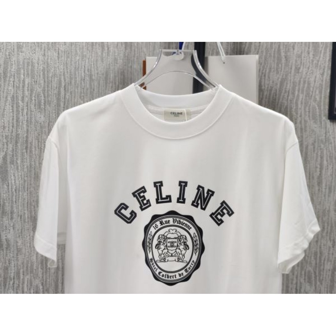カレッジロゴ CELINE セリーヌ コピー Tシャツ ホワイトカラー エンブレムプリント 半袖デザイン ヴィンテージ感ある仕上がり