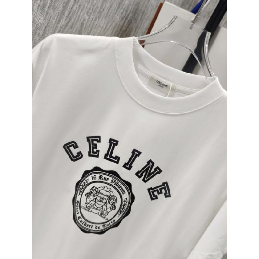 カレッジロゴ CELINE セリーヌ コピー Tシャツ ホワイトカラー エンブレムプリント 半袖デザイン ヴィンテージ感ある仕上がり