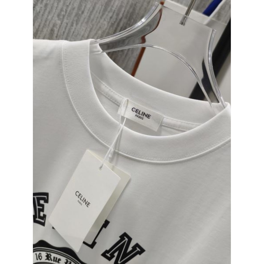 カレッジロゴ CELINE セリーヌ コピー Tシャツ ホワイトカラー エンブレムプリント 半袖デザイン ヴィンテージ感ある仕上がり