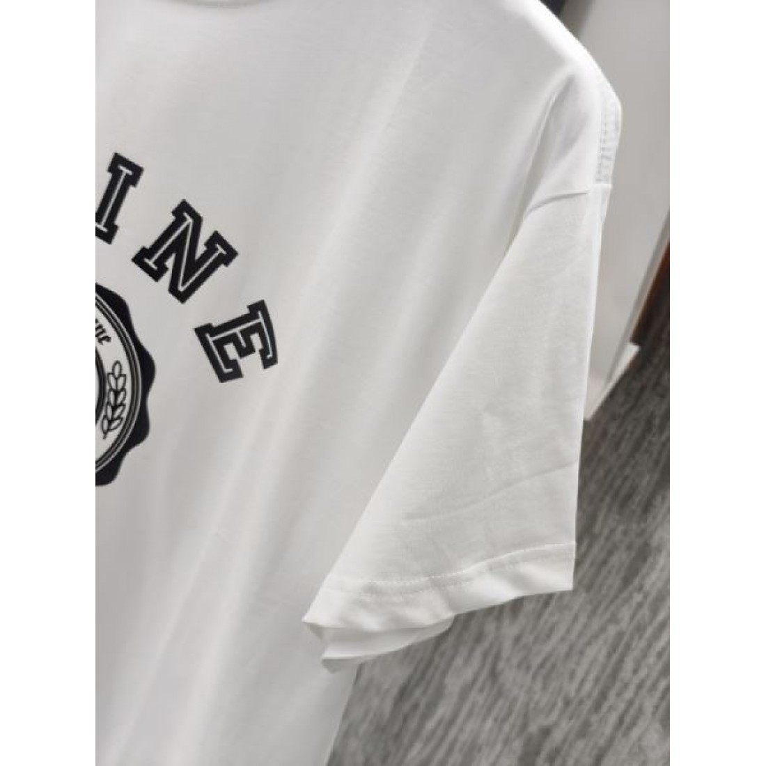 カレッジロゴ CELINE セリーヌ コピー Tシャツ ホワイトカラー エンブレムプリント 半袖デザイン ヴィンテージ感ある仕上がり