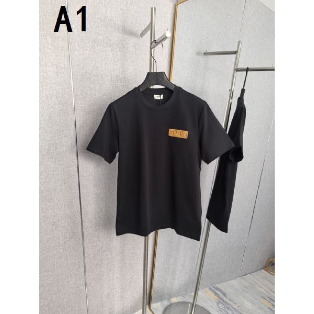 レザーロゴ CELINE セリーヌ コピー Tシャツ ブラックカラー ブラウンパッチアクセント 半袖デザイン 落ち着いた高級感演出