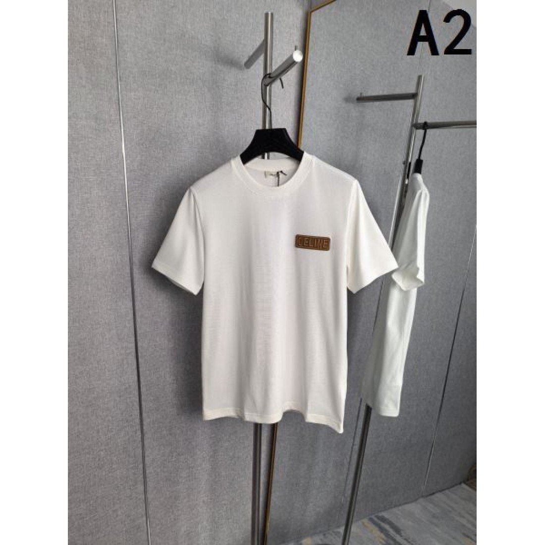 レザーロゴ CELINE セリーヌ コピー Tシャツ ブラックカラー ブラウンパッチアクセント 半袖デザイン 落ち着いた高級感演出