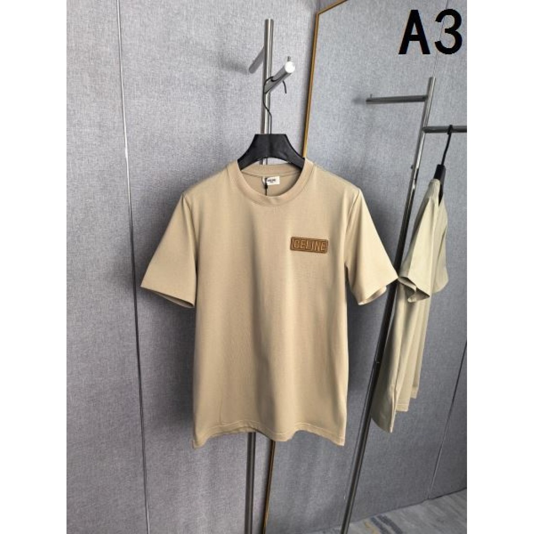 レザーロゴ CELINE セリーヌ コピー Tシャツ ブラックカラー ブラウンパッチアクセント 半袖デザイン 落ち着いた高級感演出
