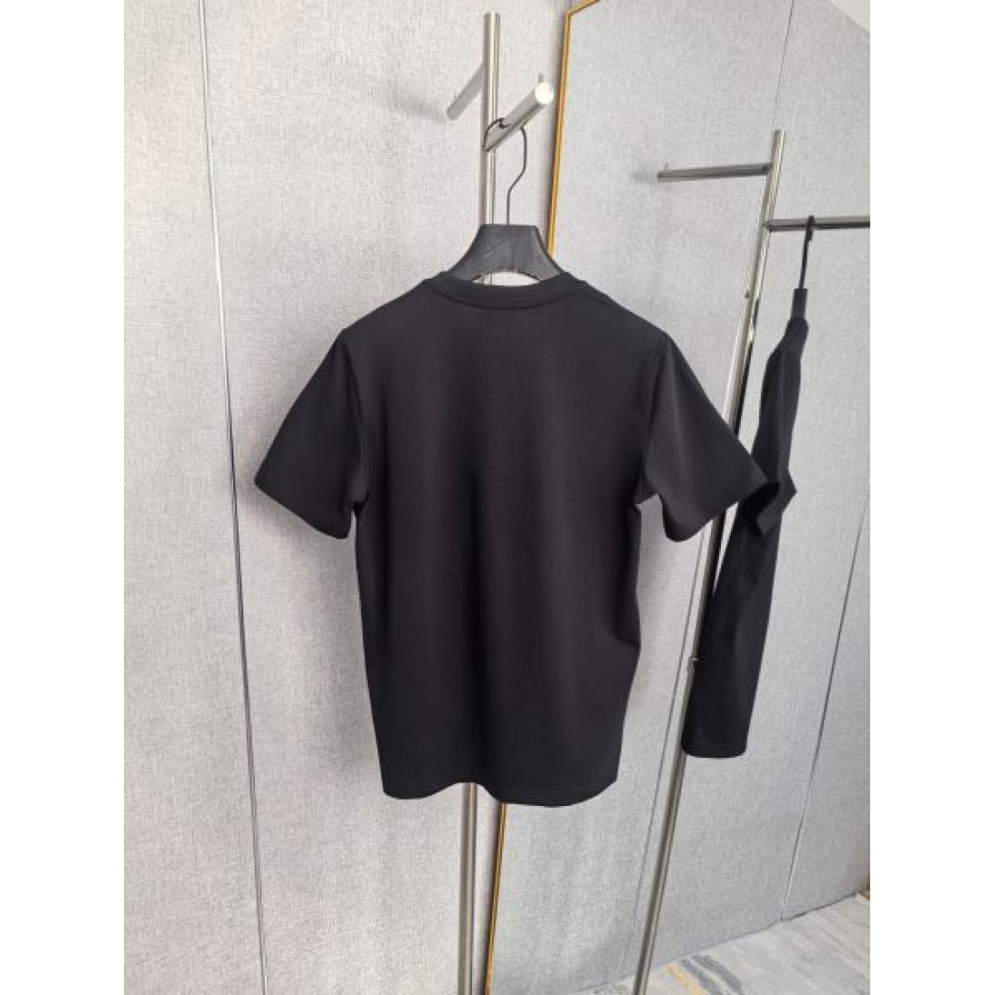 レザーロゴ CELINE セリーヌ コピー Tシャツ ブラックカラー ブラウンパッチアクセント 半袖デザイン 落ち着いた高級感演出