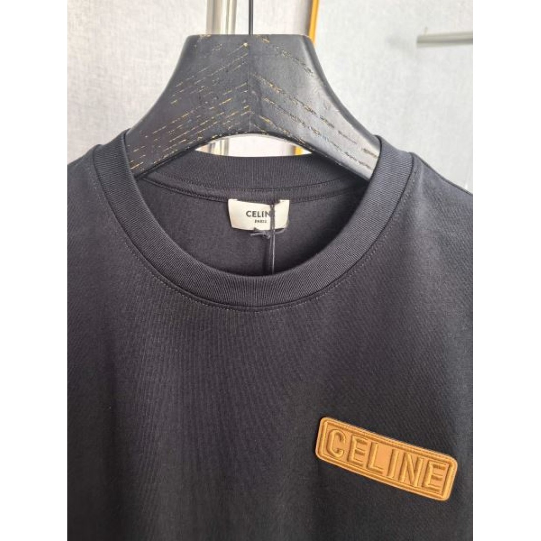 レザーロゴ CELINE セリーヌ コピー Tシャツ ブラックカラー ブラウンパッチアクセント 半袖デザイン 落ち着いた高級感演出